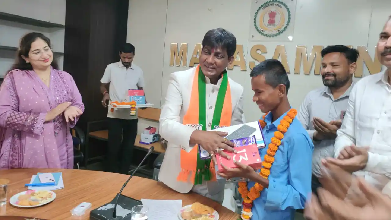 महासमुंद : विधायक सिन्हा ने दृष्टिबाधित विद्यार्थियों को स्म... - CG Sandesh