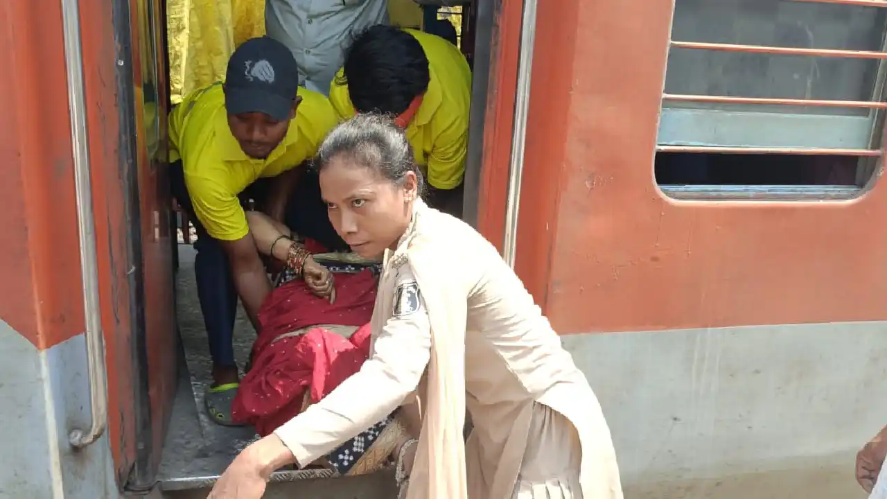 CG: ट्रेन में सफर के दौरान महिला की तबीयत बिगड़ी, अस्पताल पह... - CG Sandesh