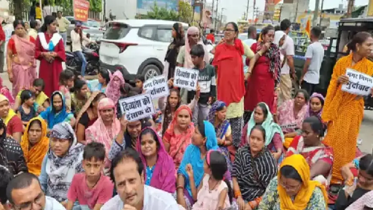 CG: गड्ढे में गिरने से हुई बच्चे की मौत, अफसरों पर कार्रवाई की मांग को लेकर लोगों ने किया चक्काजाम, डिप्टी सीएम ने दोषियों पर कड़ी कार्रवाई की कही बात. 