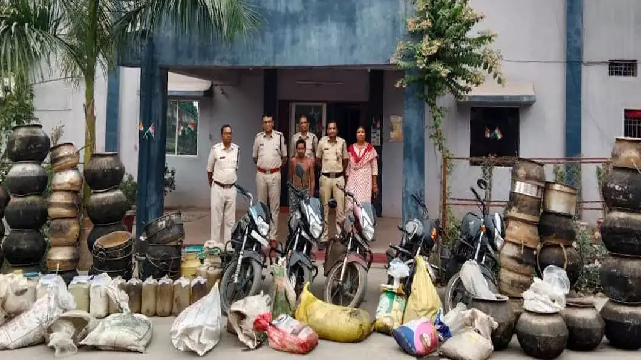 CG: कोरबा में अवैध कारखाने में पुलिस ने दी दबिश, महुआ शराब किया जब्त. 