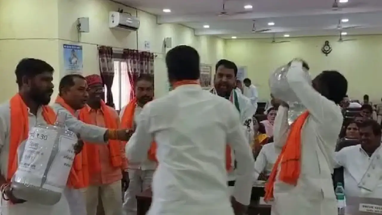 CG: विपक्ष के पार्षदों ने महापौर मुर्दाबाद के लगाए नारे, बिरगांव नगर-निगम का मामला. 