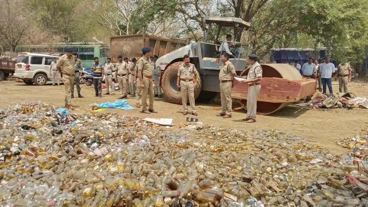 CG : 18 हजार लीटर से ज्यादा अवैध शराब पर चला बुलडोजर - CG Sandesh