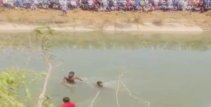CG : 12 लोगों से भरी पिकअप नहर में गिरी, 5 लापता, रेस्क्यू ऑपरेशन जारी