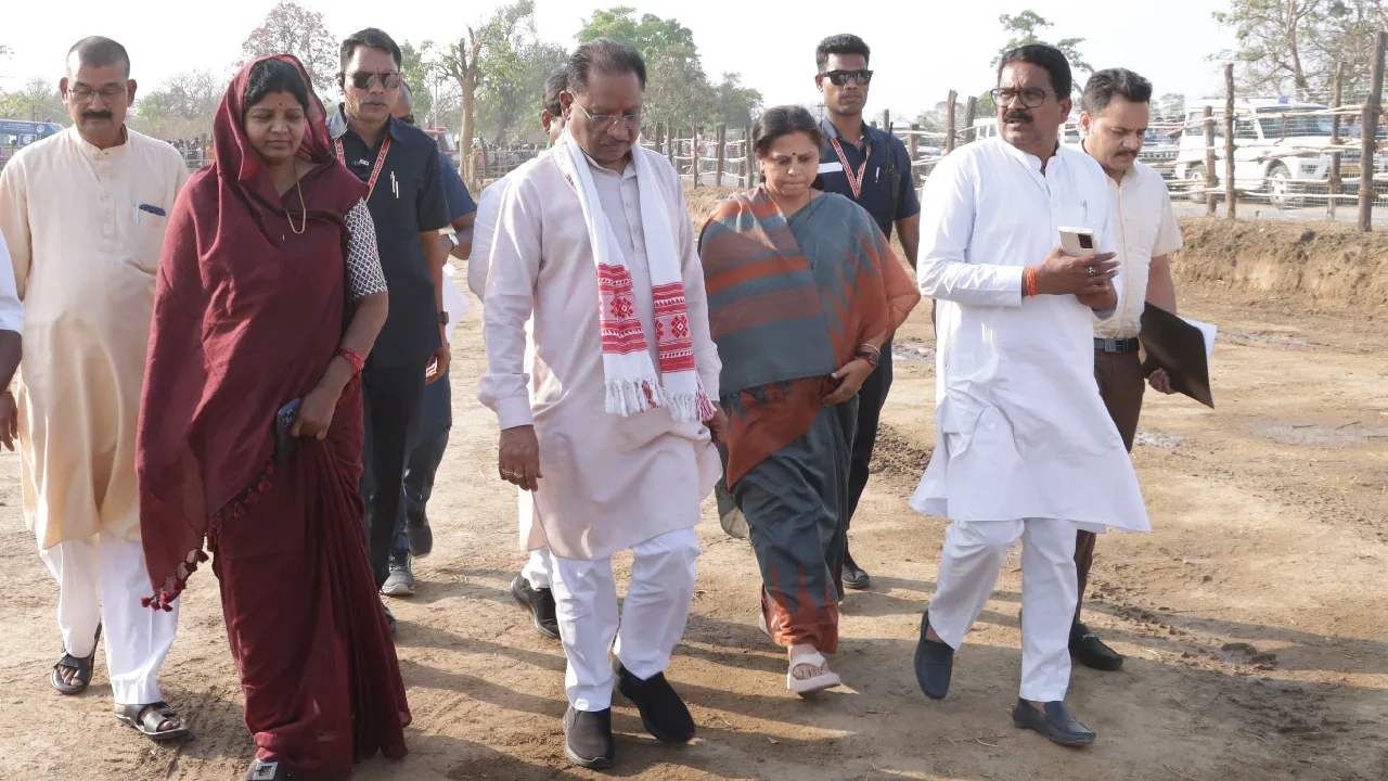 महासमुंद : मुख्यमंत्री विष्णुदेव साय का हेलीपेड पर कंवर समाज... - CG Sandesh