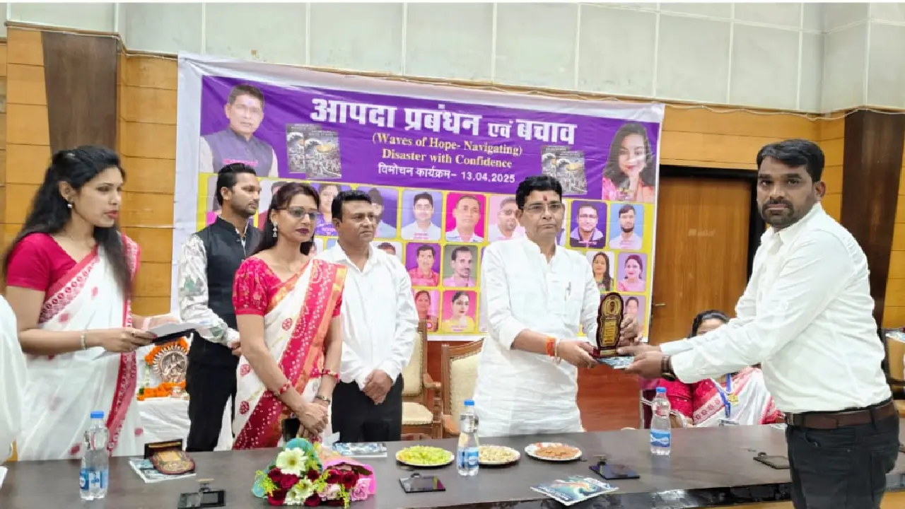 महासमुंद जिले के तीन शिक्षक मंत्री टंकराम वर्मा के हाथों हुए... - CG Sandesh