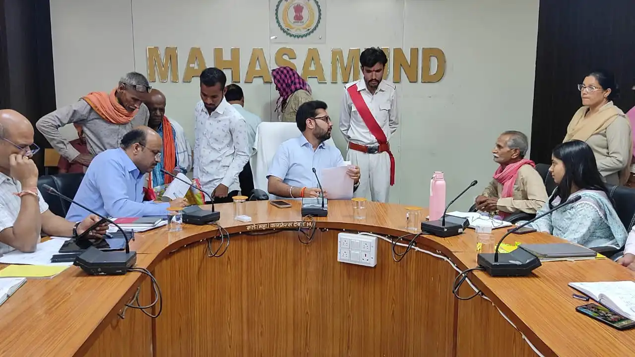 महासमुंद : कलेक्टर लंगेह ने जनदर्शन में सुनी लोगों की समस्या... - CG Sandesh
