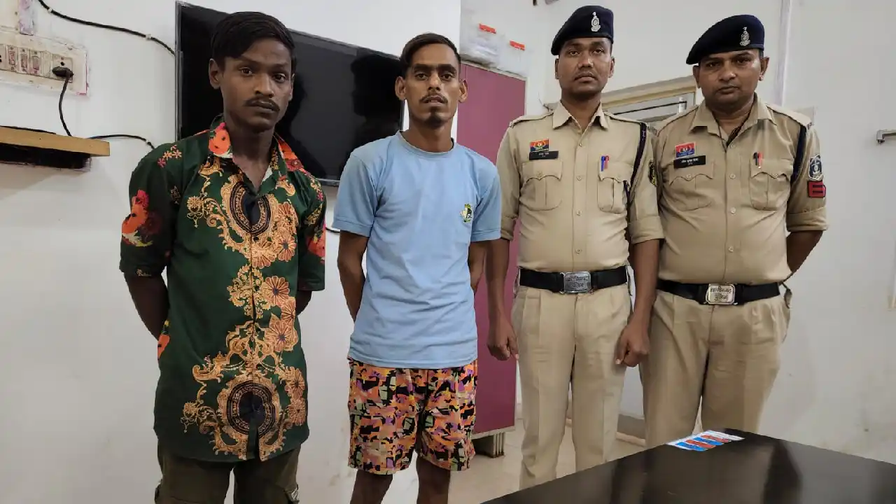 महासमुंद में घर से मोबाईल चोरी करने वाले 02 आरोपी गिरफ्तार - CG Sandesh
