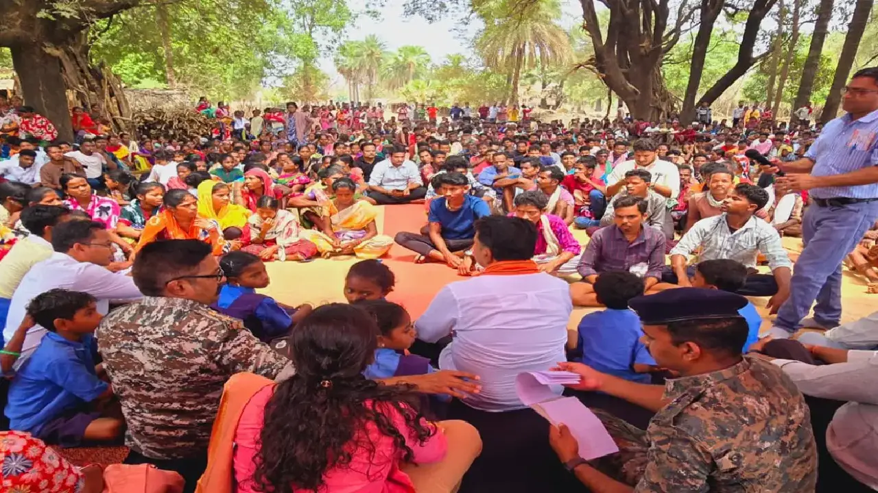 CG: नक्सल प्रभावित इलाके में पहुंचे डिप्टी सीएम, चौपाल लगाकर सुनी ग्रामीणों की समस्याएं. 