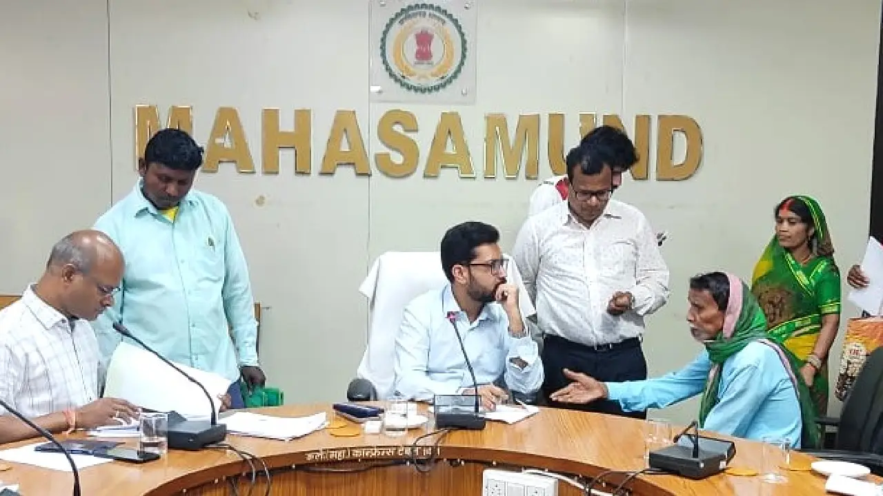 महासमुंद : कलेक्टर ने जन चौपाल में सुनी लोगों की समस्याएं, द... - CG Sandesh