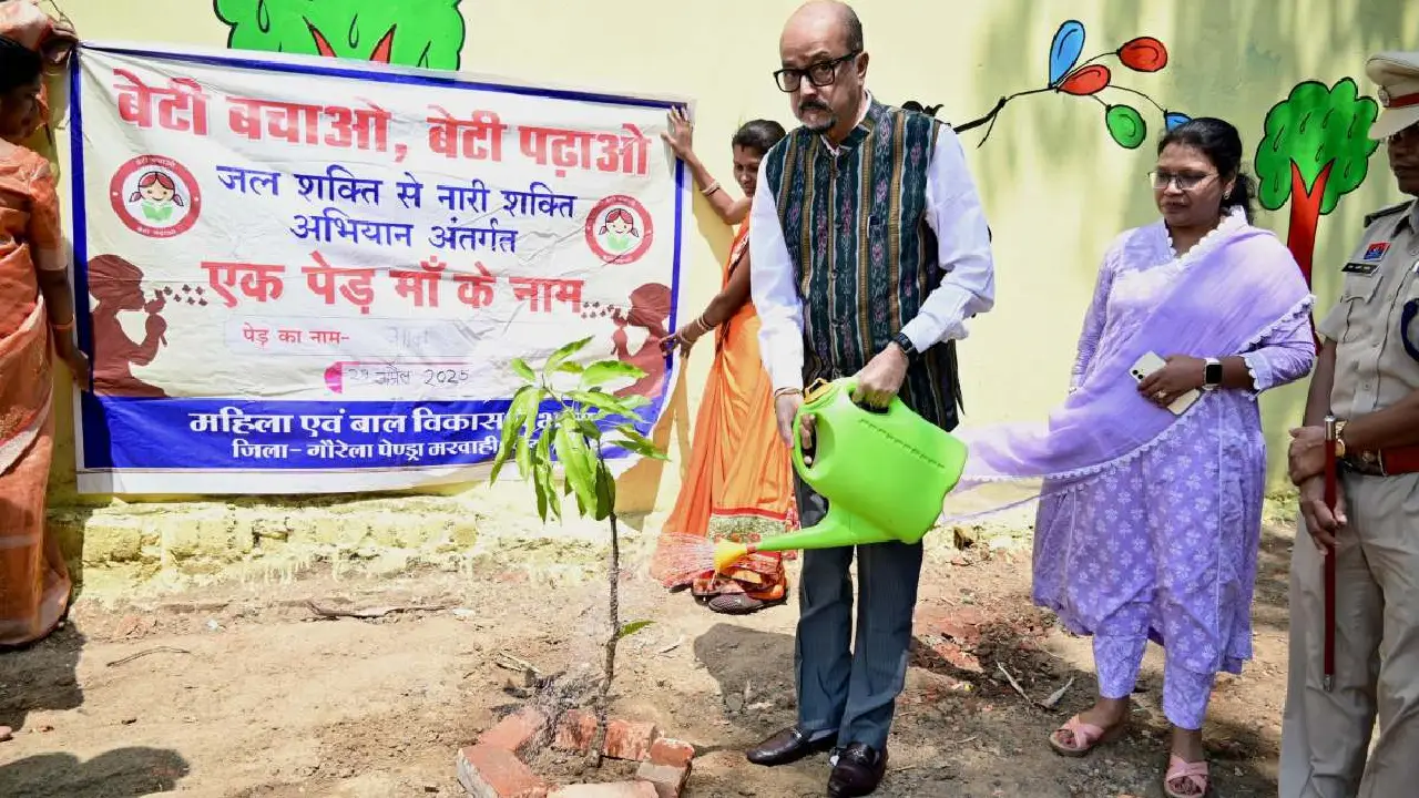 CG : अमरकंटक दौरे पर राज्यपाल, आंगनबाड़ी में बच्चों से की मुलाकात. 