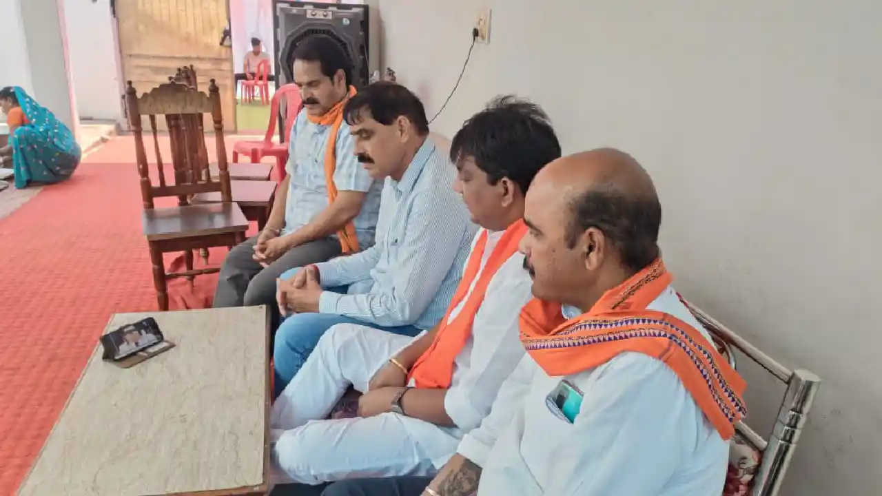 महासमुंद : विधायक योगेश्वर राजू सिन्हा ने भाजपा नेताओं के सा... - CG Sandesh