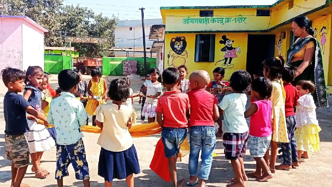 महासमुंद : सक्षम आंगनबाड़ी केन्द्र शेर बच्चों को कर रहा है आक... - CG Sandesh