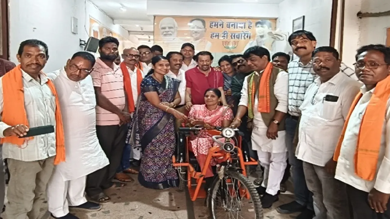 महासमुंद : विधायक योगेश्वर राजू सिन्हा ने दिव्यांग द्रौपती क... - CG Sandesh