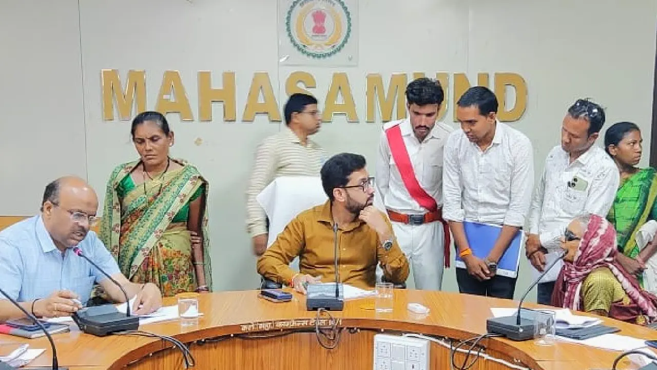 महासमुंद : जनदर्शन में कलेक्टर लंगेह ने सुनी जन समस्याएं, प्... - CG Sandesh