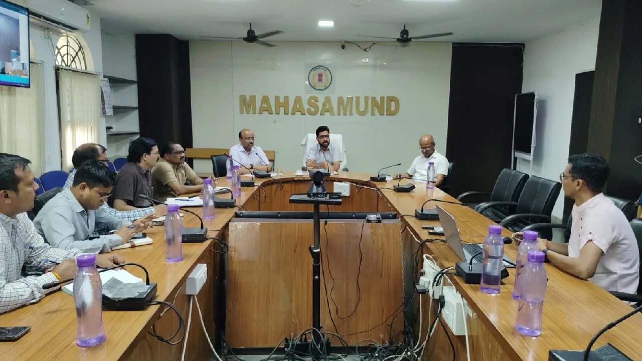 महासमुंद : कलेक्टर ने ली समाधान शिविर, मोर दूआर साय सरकार की... - CG Sandesh