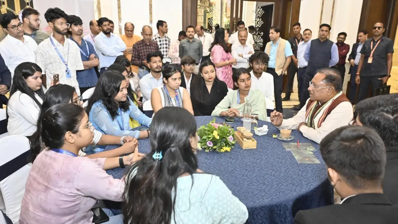 CG : मुख्यमंत्री विष्णु देव साय ने युवाओं के साथ किया आत्मीय... - CG Sandesh