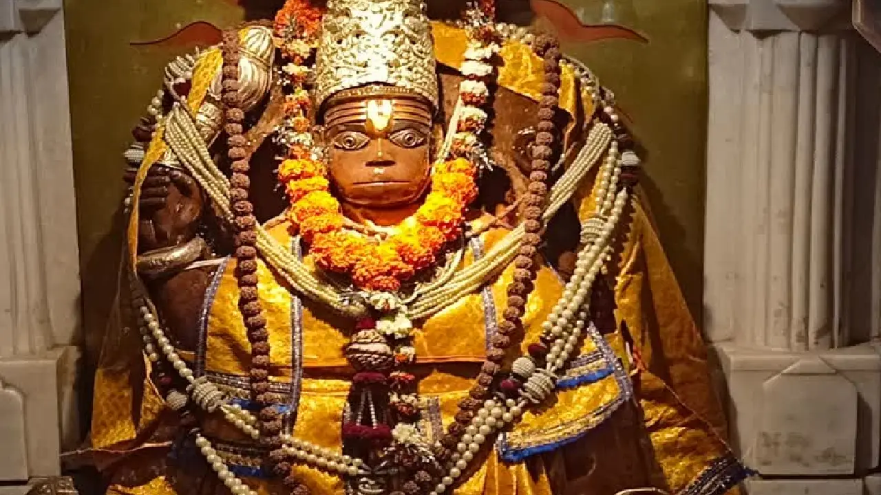 CG: रायपुर के तात्यापारा में स्थित है दक्षिणमुखी हनुमान मंदिर, हनुमान जी के दर्शन के लिए भक्तों का लगता है तांता. 