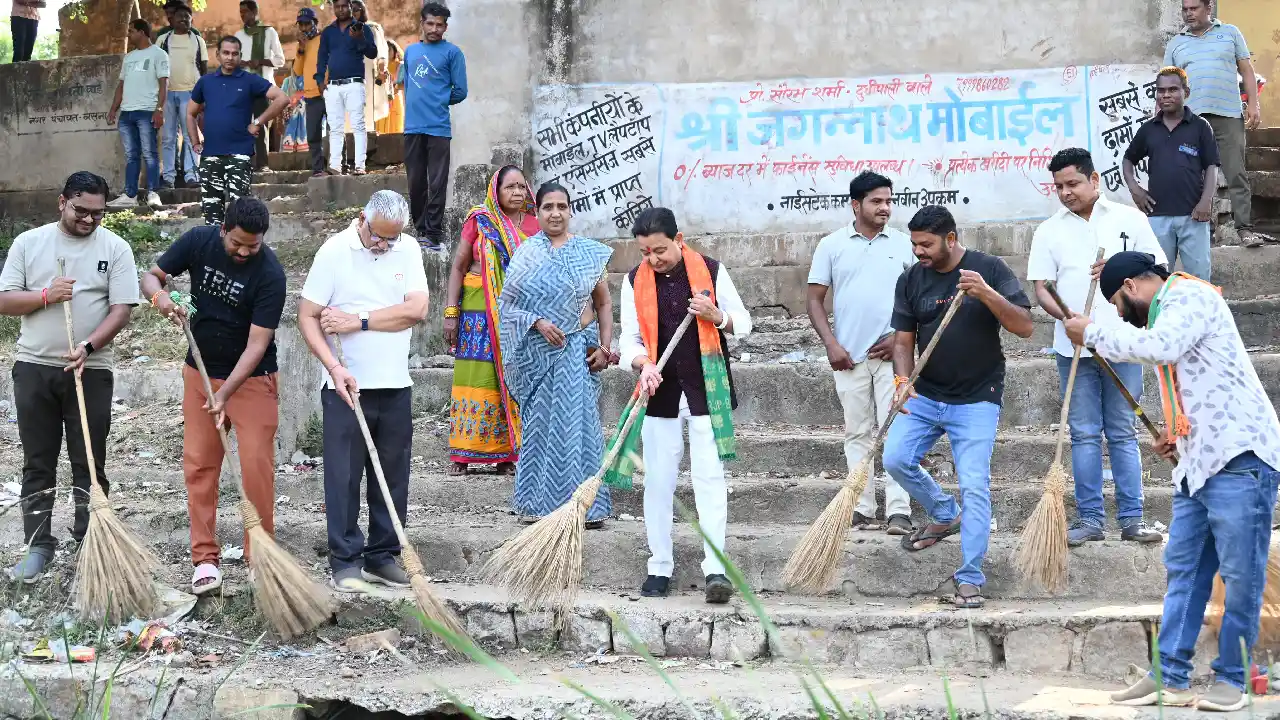 बसना : सफाई अभियान में विधायक, नपाध्यक्ष सहित अन्य शामिल हुए - CG Sandesh