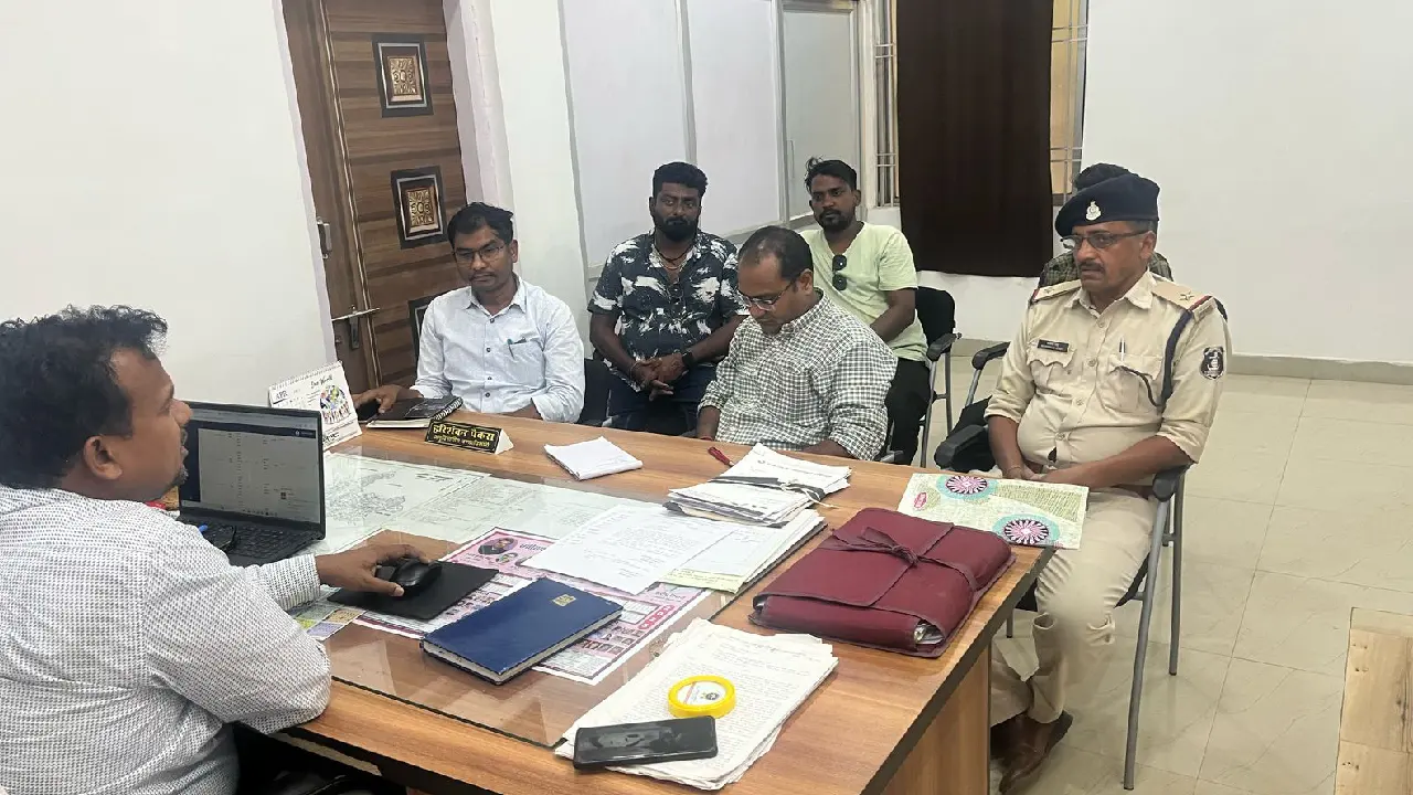 महासमुंद : कलेक्टर के निर्देश पर अनुविभागीय अधिकारी ने ली डी... - CG Sandesh