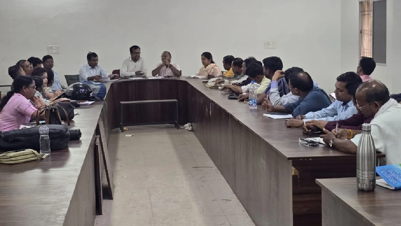 महासमुंद : एसडीएम पैंकरा ने ली राजस्व अधिकारियों की बैठक - CG Sandesh