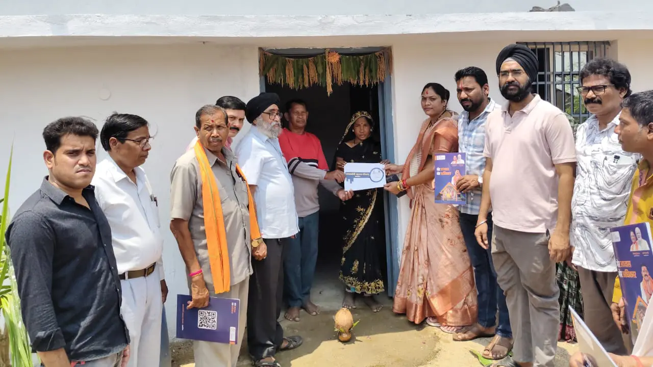 महासमुंद : जनप्रतिनिधियों द्वारा फील्ड में उतरकर किया जा रहा... - CG Sandesh