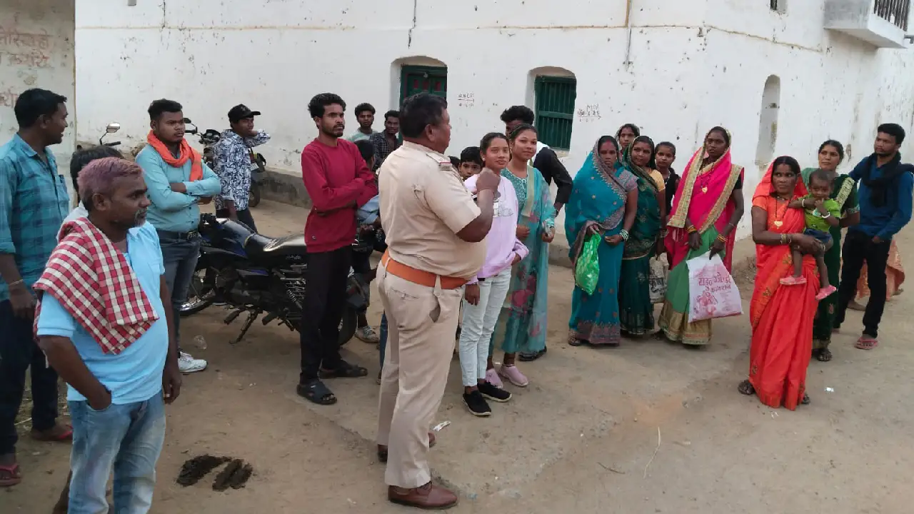 महासमुंद : ग्राम कोदोंपाली में पुलिस ने दी नशा मुक्ति एवं डा... - CG Sandesh