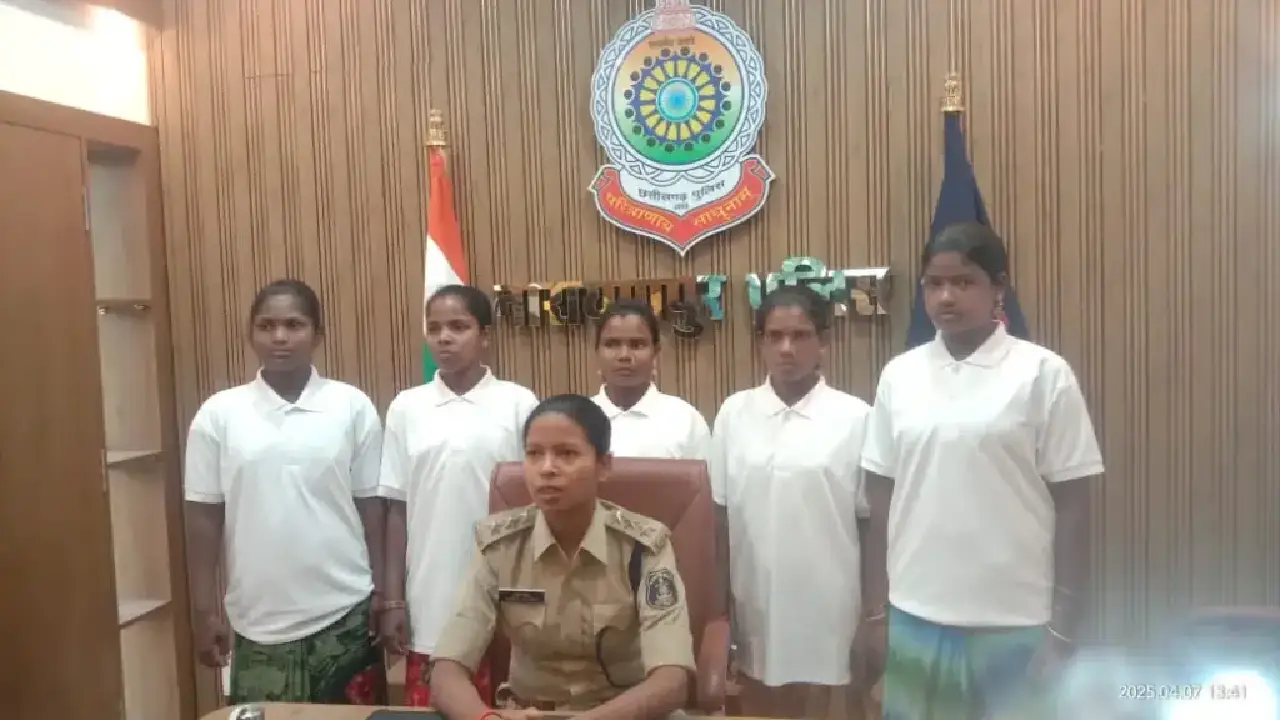 छत्तीसगढ़ में 31 नक्सलियों ने किया सरेंडर. 