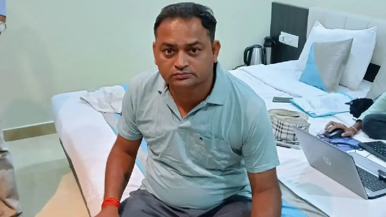 CG: युवक को झूठे केस में फंसाने की धमकी देकर खुद फंस गया ASI, रिश्वत लेते हुए रंगे हाथ पकड़ाया. 