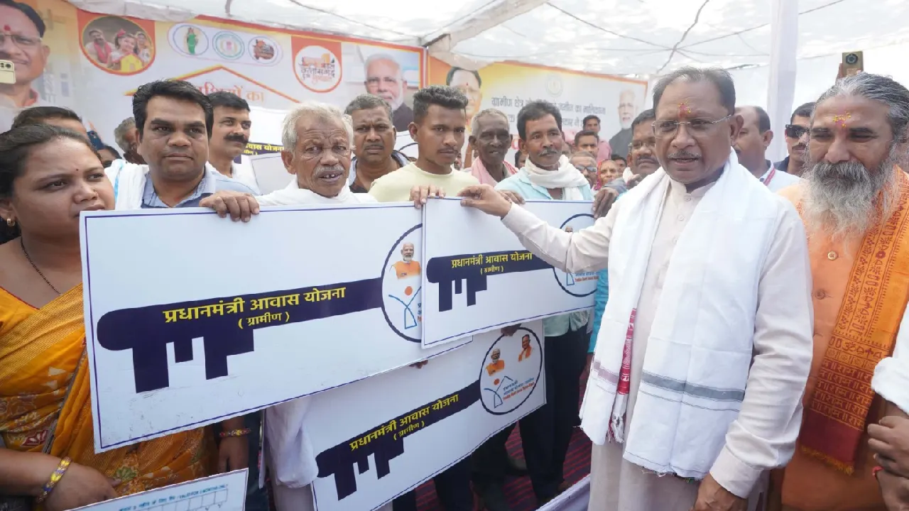 CG : मुख्यमंत्री ने 10 हितग्राहियों को सौंपी पीएम आवास की चा... - CG Sandesh
