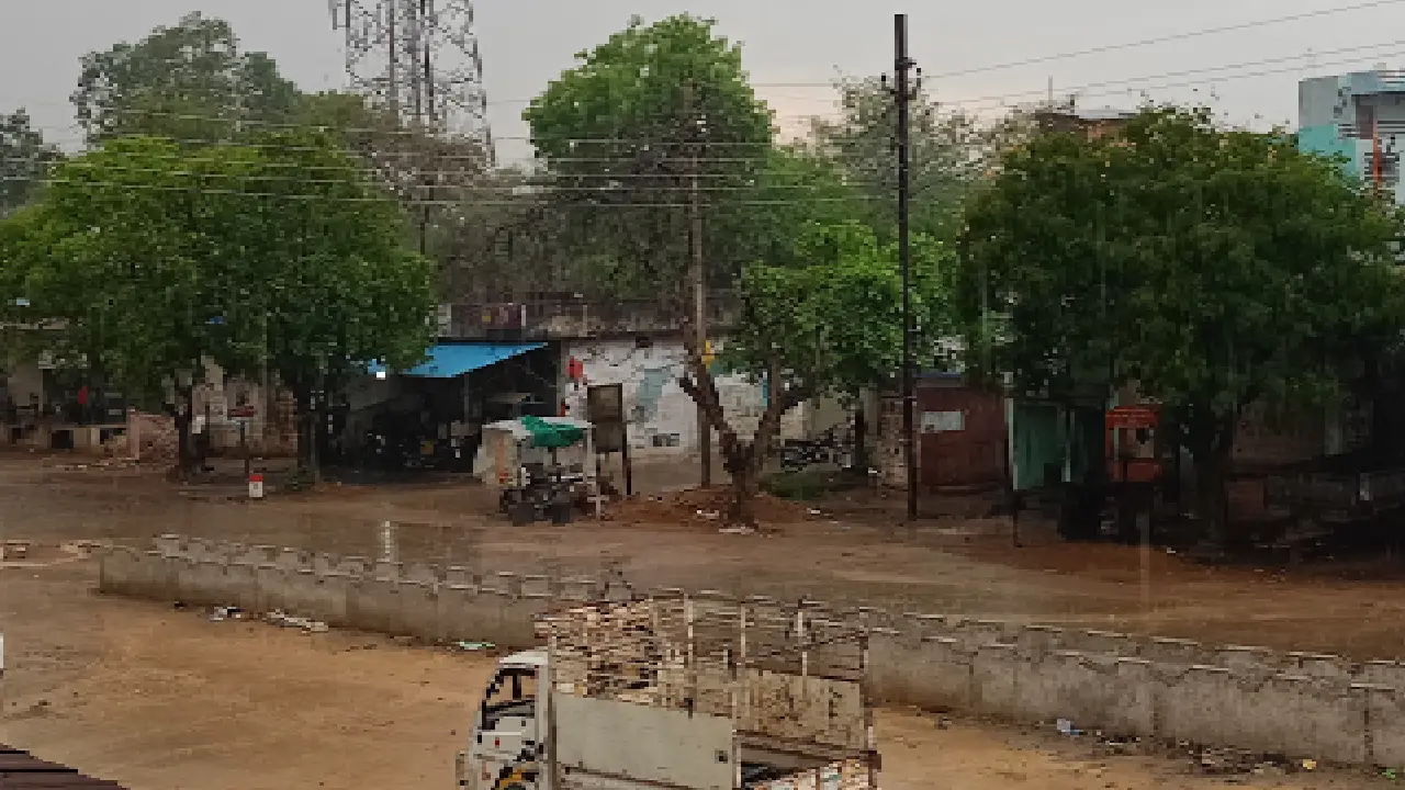 बसना में झमाझम बारिश, मौसम ने ली करवट, गर्मी में ठंड का एहसा... - CG Sandesh