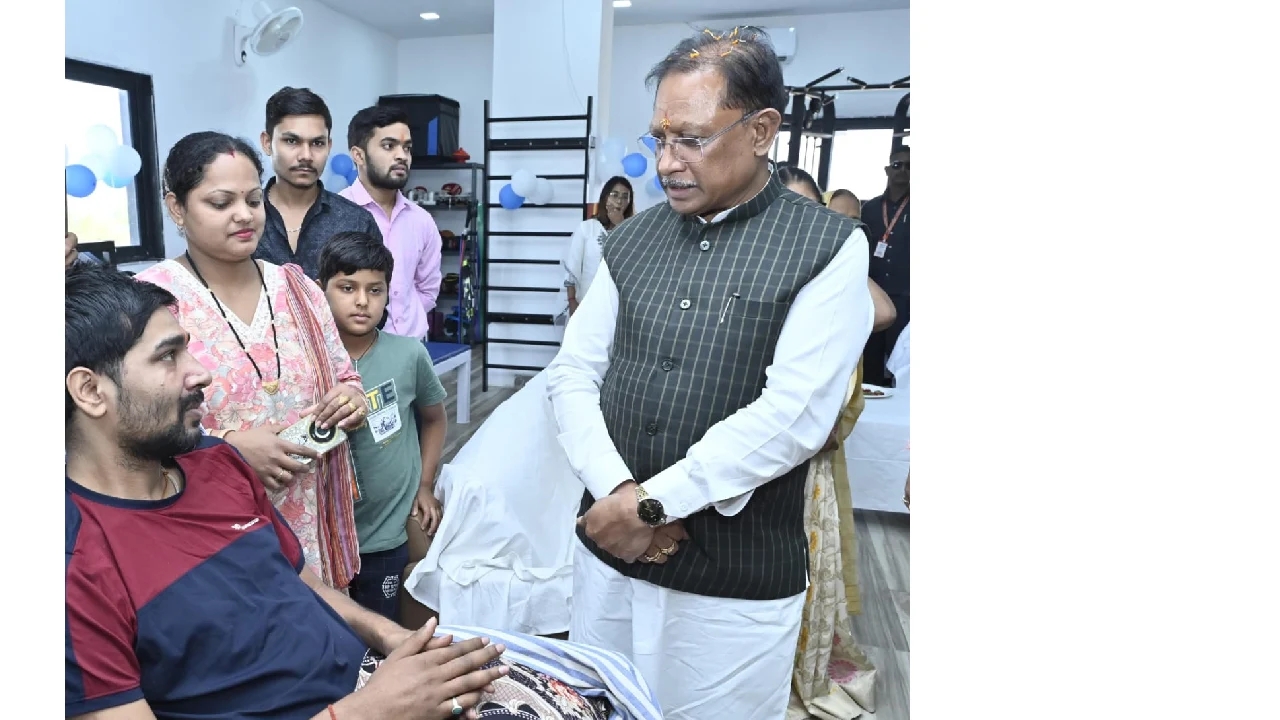  मुख्यमंत्री विष्णु देव साय ने न्यूरो स्पाइन रिहैबिलिटेशन से... - CG Sandesh