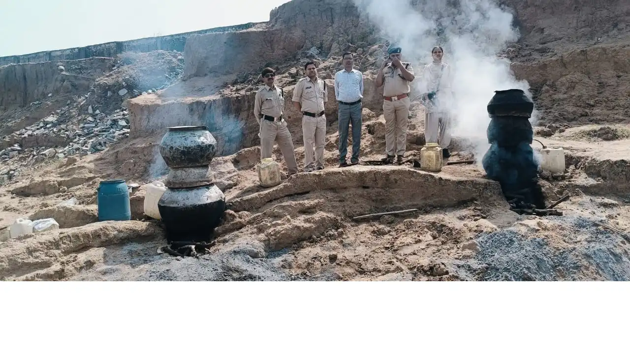 आबकारी विभाग बलौदाबाजार ने 34 हजार रुपये की अवैध कच्ची शराब ... - CG Sandesh