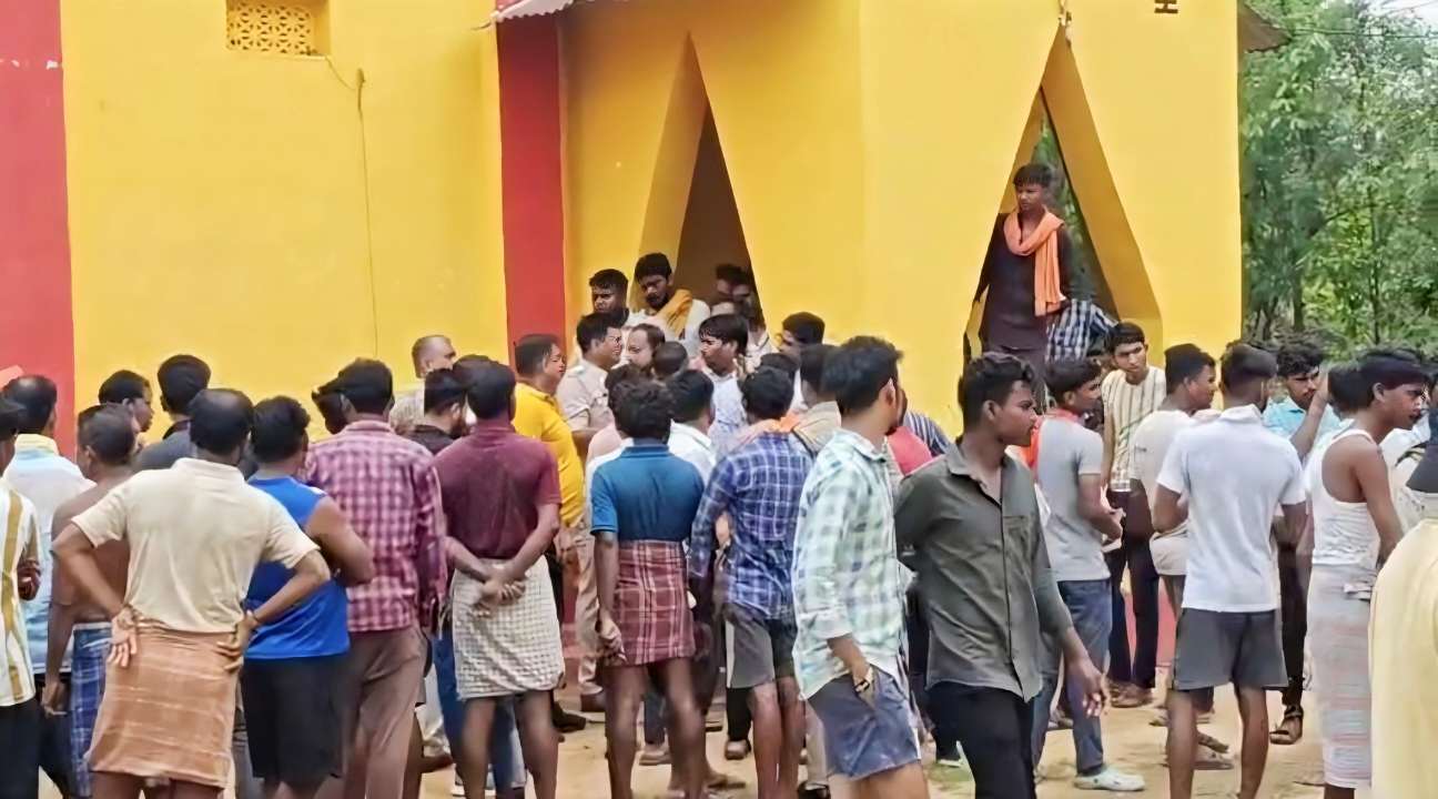 CG: जेसीबी से हनुमान मंदिर ढहाए जाने पर बवाल, बजरंग दल और ग्रामीणों का फूटा गुस्सा