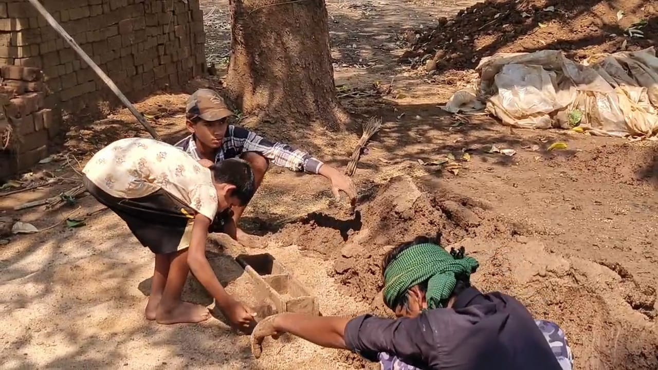 CG: ईंट भट्ठों में बाल श्रम जोरों पर, पढ़ने की उम्र में काम कर रहे बच्चे, प्रशासन रोकने में नाकाम