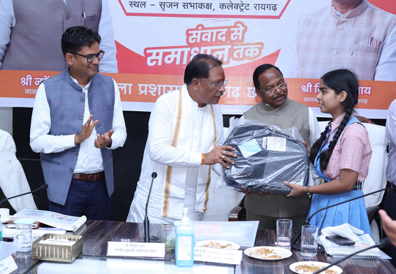 CG: मुख्यमंत्री साय ने 10 वीं-12 वीं के मेरिट में स्थान बनाने वाले 5 छात्रों को प्रदान किया लैपटाप