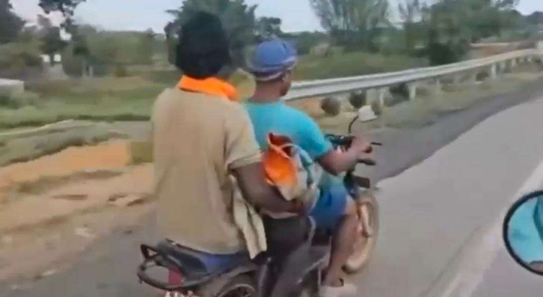 CG : बदहाल स्वास्थ्य सेवा: शव वाहन नहीं थी उपलब्ध, पिता को बाइक पर ले जाना पड़ा बच्चे का शव