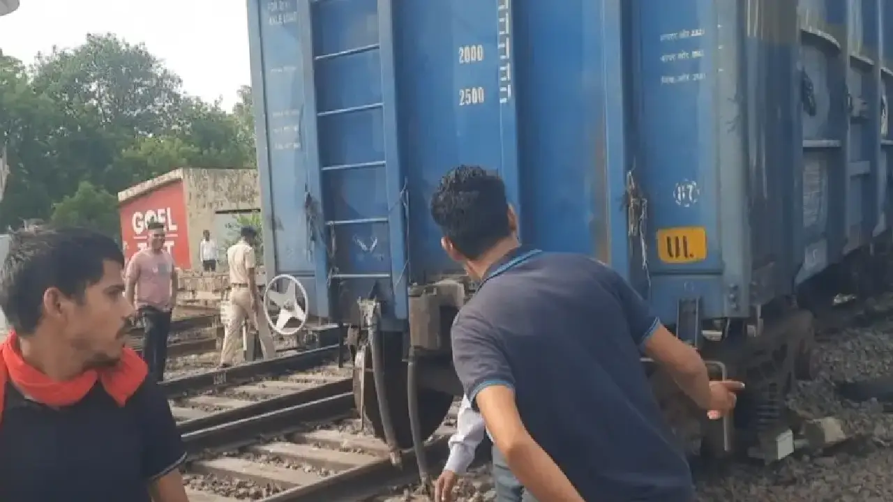 CG : रायपुर रेलवे स्टेशन में मालगाड़ी के डिब्बे पटरी से उतरे, कई पैसेंजर और एक्सप्रेस ट्रेंने देरी से चली. 
