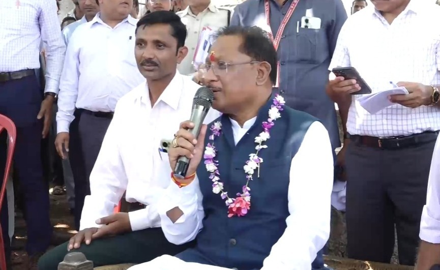 CG : सुशासन तिहार 2025 : औचक निरीक्षण के दुसरे दिन इस गांव प... - CG Sandesh