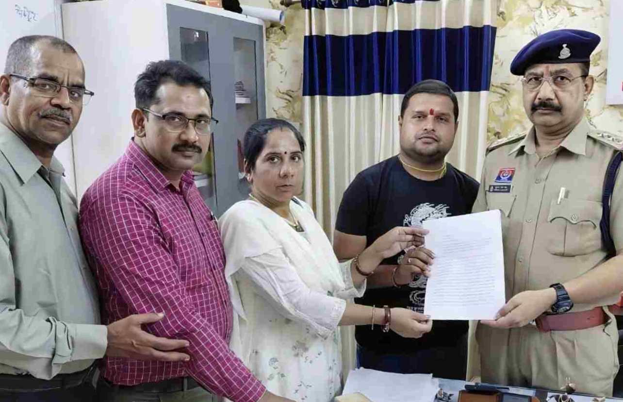 CG : माता सीता और पीएम मोदी पर अभद्र टिप्पणी, ब्राह्मण विकास परिषद के व्हाट्सएप ग्रुप में मचा बवाल, कड़ी कानूनी कार्रवाई की मांग