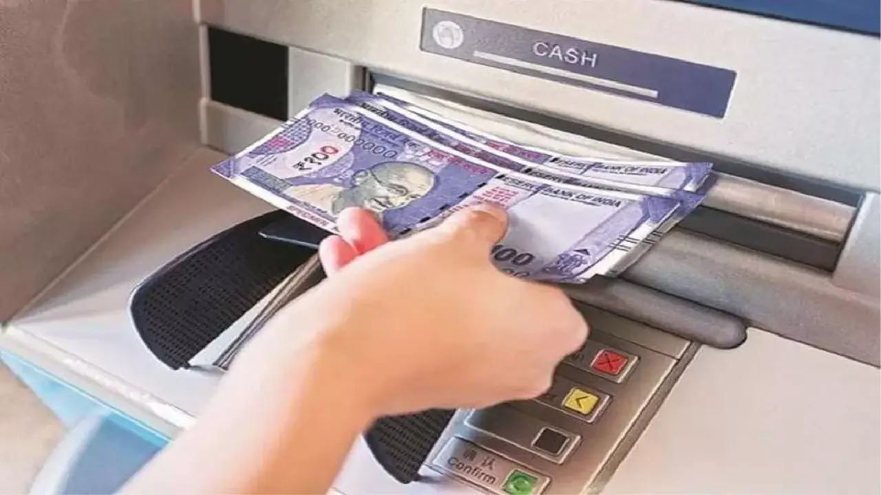 आम आदमी के जेब पर पड़ेगा असर, ATM से पैसा निकालना हुआ महंगा, आज से नियम लागू. 
