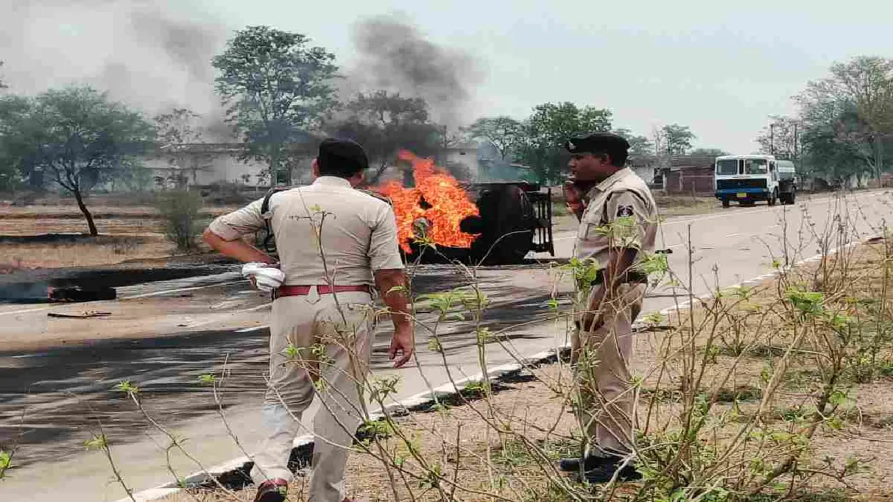 छत्तीसगढ़ : अनियंत्रित होकर नेशनल हाईवे पर पलटा डीजल टैंकर, गाड़ी में लगी आग, ड्राइवर और हेल्पर घायल. 