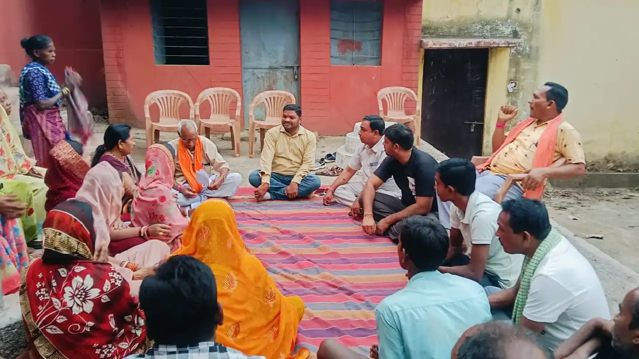 बसना : भाजपा मंडल अध्यक्ष ने सुनी ग्रामीणों की समस्या, दिया ... - CG Sandesh