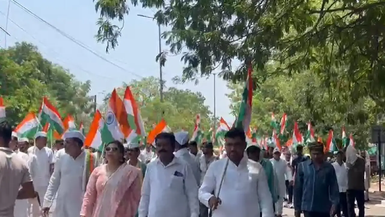 रायपुर : कांग्रेस ने निकाली तिरंगा यात्रा, भारतीय सेना के सम्मान में निकाली गई यात्रा. 