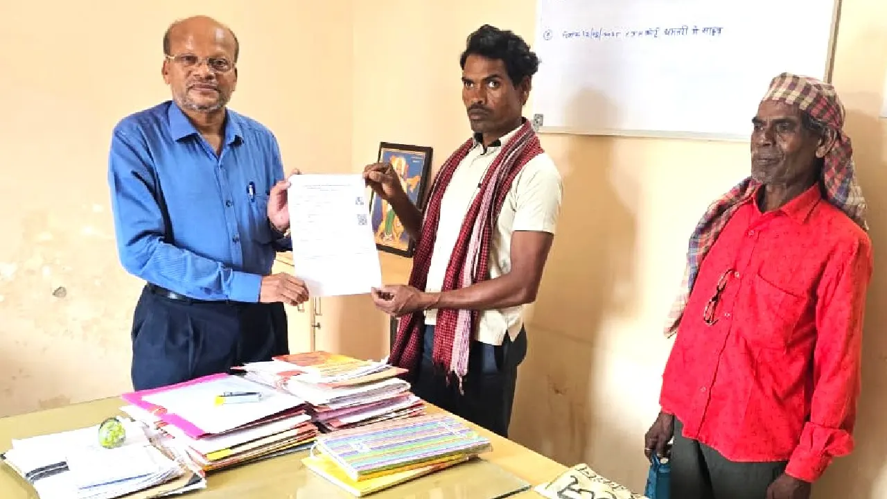 महासमुंद : श्यामलाल को मिला श्रमिक पंजीयन कार्ड, अब मिलेंगे ... - CG Sandesh