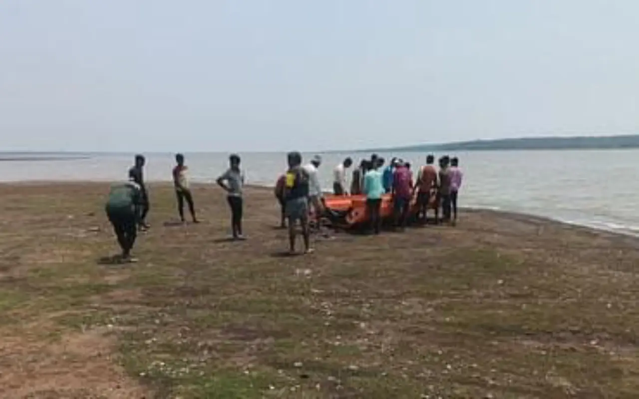 CG : भारी तूफान के बीच जलाशय में डूबी नाव, मछुआरा लापता - CG Sandesh