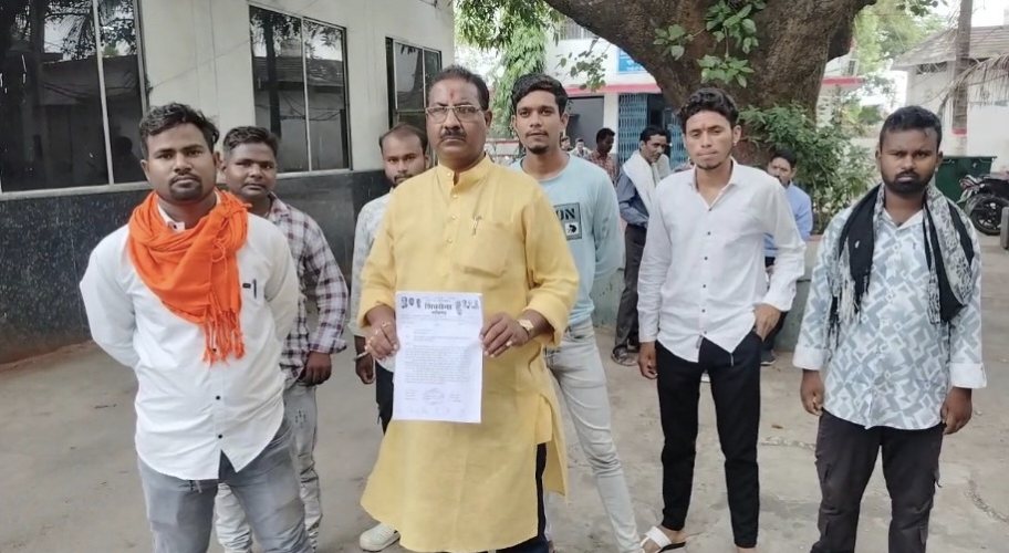 CG : जोरों शोरों से चल रही अतिक्रमण कार्यवाही से प्रभावित ठेला लगाने वाले छोटे व्यापारी, मांग पुरी नहीं होने पर दी उग्र आंदोलन की चेतावनी