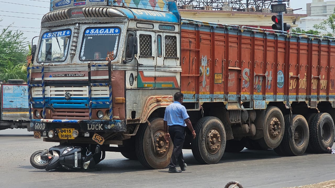 CG: ट्रक की चपेट में आने से 27 वर्षीय युवती की मौके पर मौत