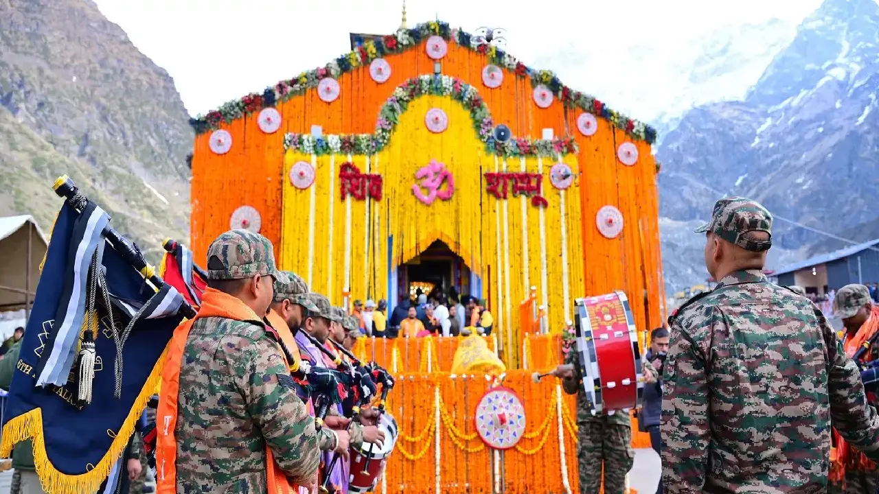 केदारनाथ धाम के खुले कपाट, हर-हर महादेव से गूंजा धाम. फूलों से सजा बाबा का दरबार. 