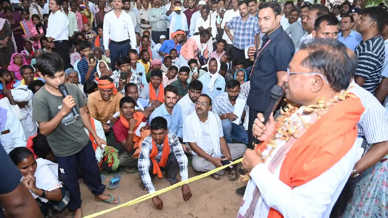 CG : मुख्यमंत्री विष्णु देव साय का हरगवां गांव में औचक दौरा - CG Sandesh
