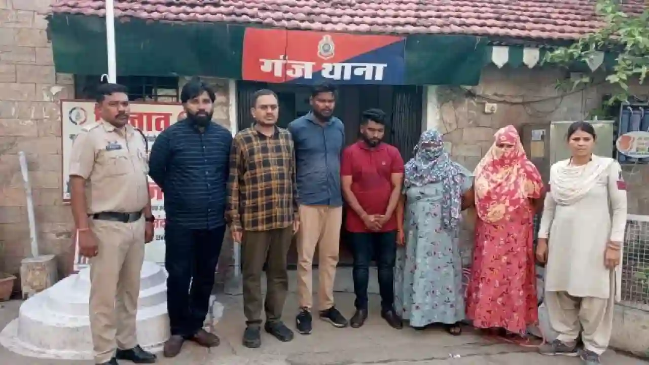 CG : ग्राहक बनकर पुलिस ने दो होटलों पर मारा छापा, देह व्यापा... - CG Sandesh